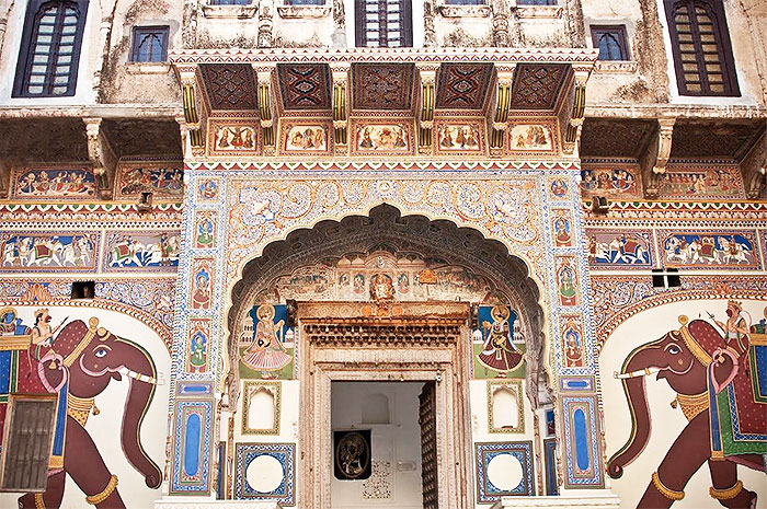 As time travels, so did the themes of the frescoes adorning the Mandawa havelis and forts, but the richness and the detail remain in place, stark in their age-worn beauty. Pic courtesy: Sarfaraz Siddiqui, New Delhi