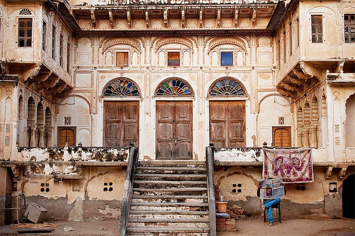 The regal entrance to a Mandawa haveli with its painted arches on the doorway. Pic courtesy: Sarfaraz Siddiqui, New Delhi