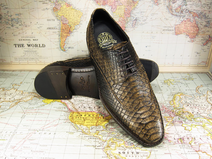 CREATIVE COLLABORATION | Victor Lee’s Diamond Walker shoes involves the buyer in the process from constructing the insole to outsole to hand-painting the show with a patina of antiqued look