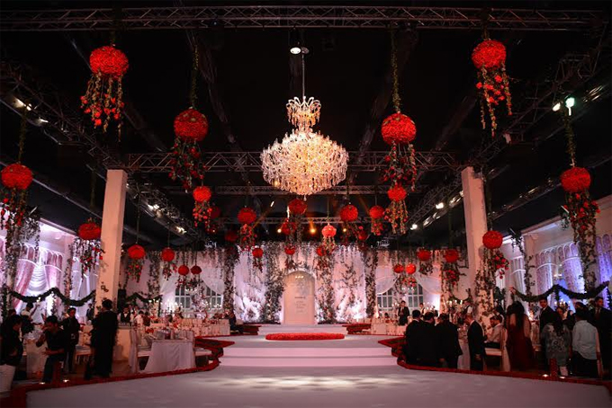 Lots of floral placements and arrangements–right from floral chandeliers to table arrangements