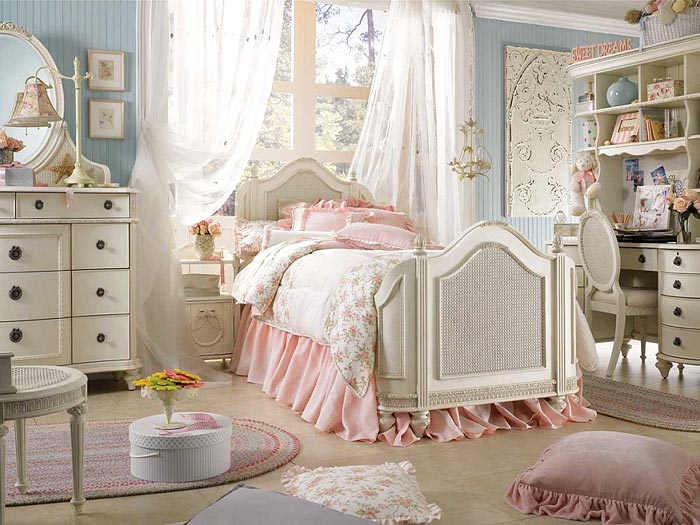 BED ROYALE | Quaint and plush at the same time, a French canopied four-poster is the ultimate word in bedroom indulgence