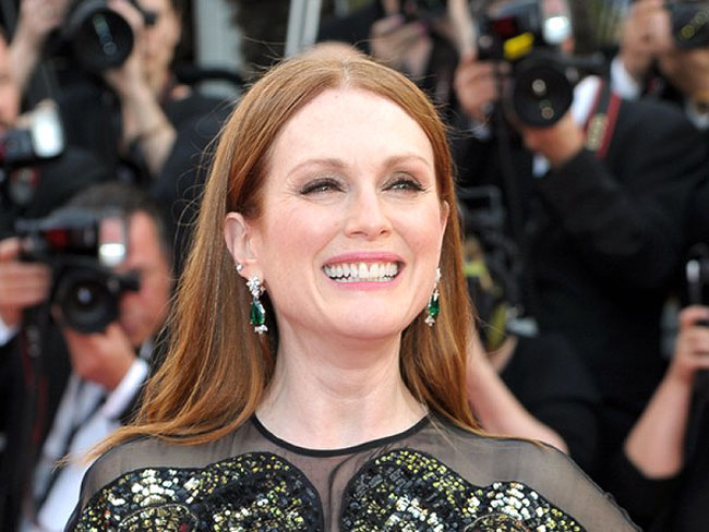 JULIANNE MOORE | Emerald ear rings and a ring from Chopard’s Green Carpet Collection