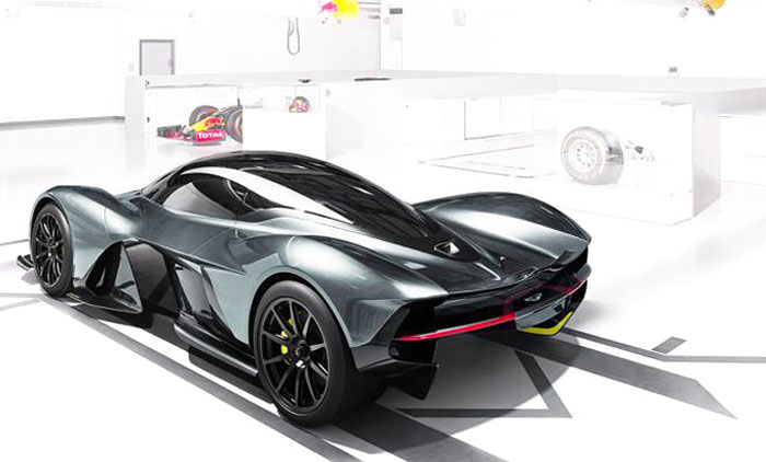 A massive engine has been installed in this car built entirely around a carbon fiber structure, the shell being as light as possible