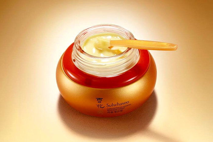 GINSENG RENEWING CREAM | Korean herbal medicine and is at the heart of Sulwhasoo products and their powers of skin rejuvenation, never tested better than with this jar being one of the most lauded beauty product