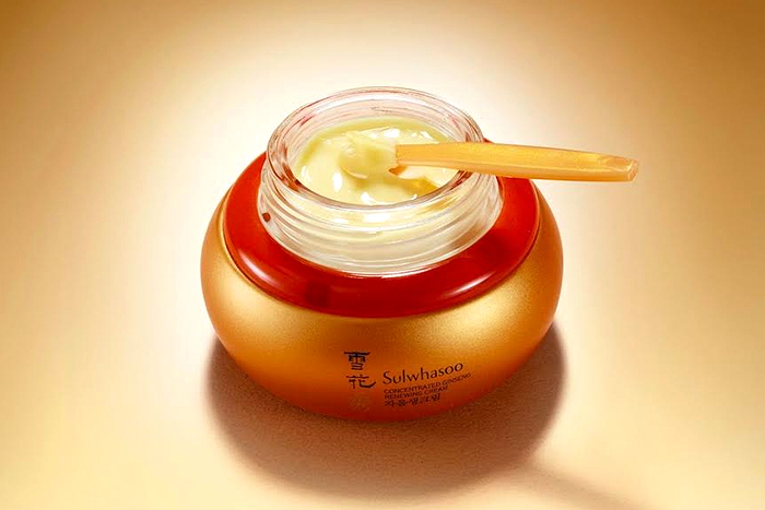 GINSENG RENEWING CREAM | Korean herbal medicine and is at the heart of Sulwhasoo products and their powers of skin rejuvenation, never tested better than with this jar being one of the most lauded beauty product
