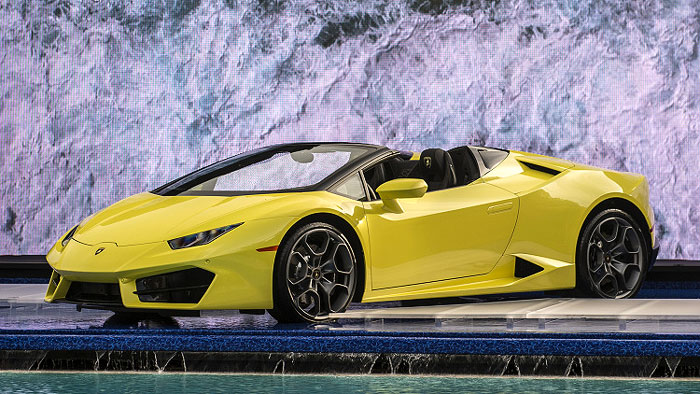 Keeping the Huracan’s drop dead gorgeous looks intact are two fins emerging from the B-pillar
