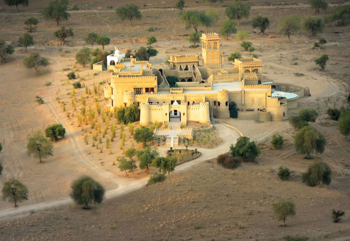 MIHIR GARH | The Rajasthan resort offers an exceptional Shikaar Dinner experience in the vast wilderness surrounding the hotel, under the canopy of the stars