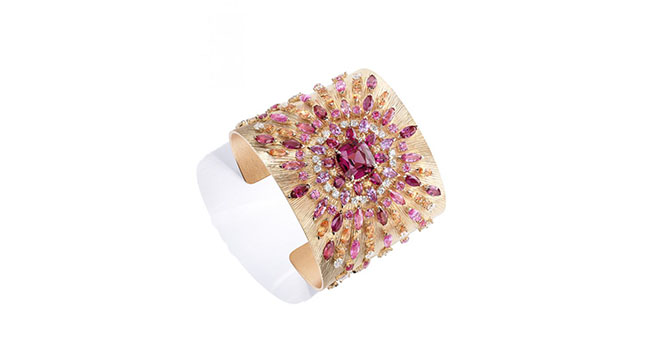 Viva l’Arte cuff is a representation of the colours of sunset, with red spinels, purplish pink spinels, pink sapphires and spessartitie gems