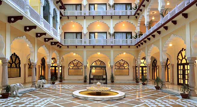 Central courtyard,  Deewan-e-aam on the lobby level provides an access from all four sides of the palace