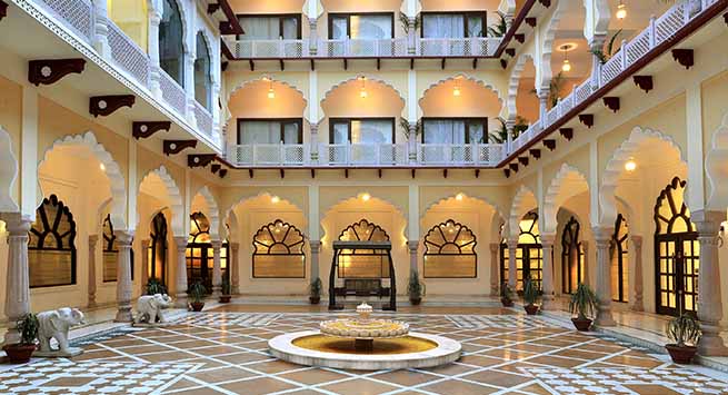 Central courtyard, Deewan-e-aam on the lobby level provides an access from all four sides of the palace