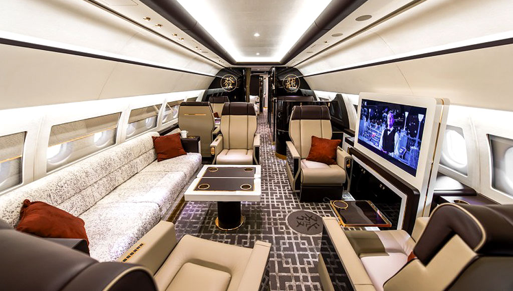 A vintage train in a private jet! A vintage train in a private jet!