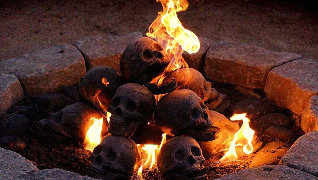 Gothic décor: Skull fireplace logs!