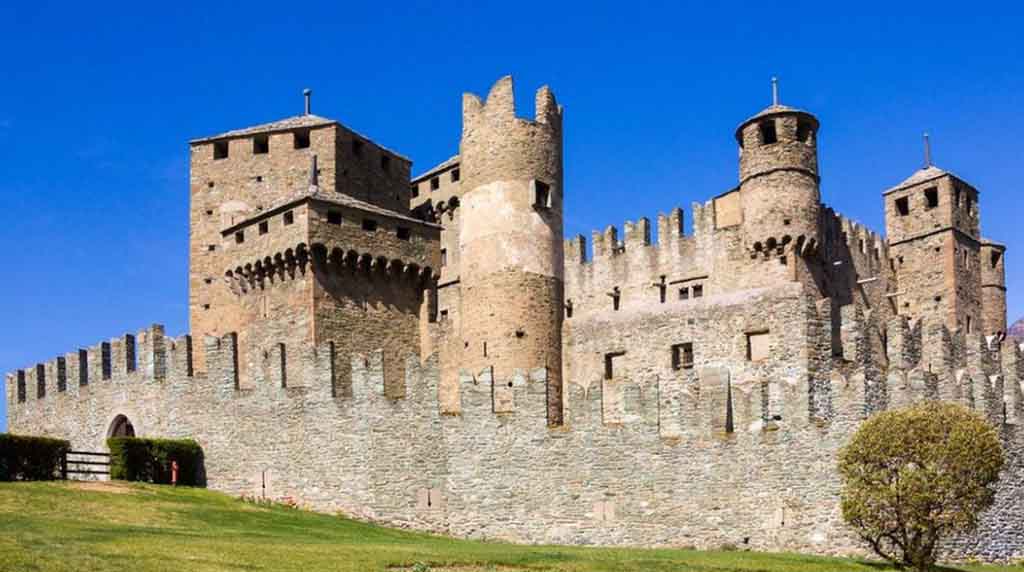 Want a castle or mansion in Italy—for free?