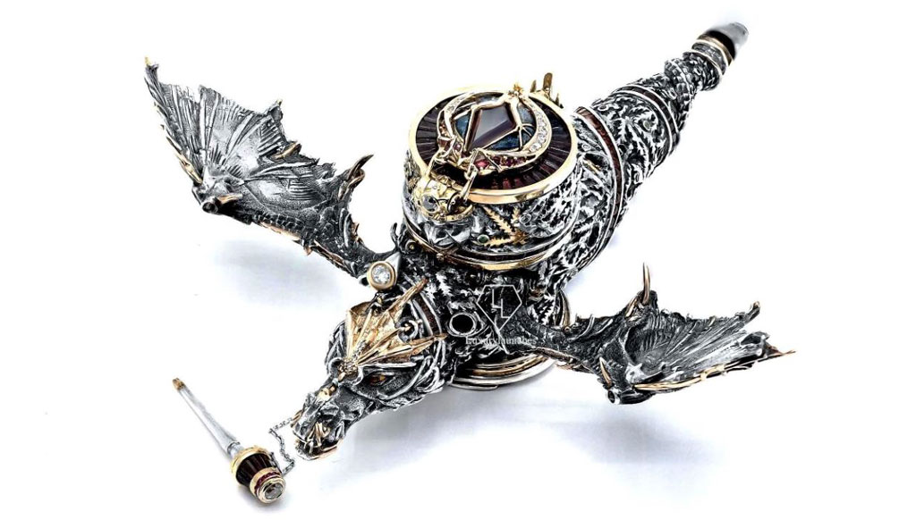 Feast your eyes on this Dragon shaped smoking pipe !
