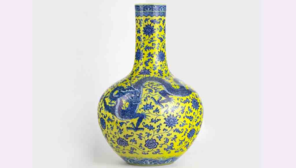 Chinese Vase auctioned at 10,000 times the expected price!